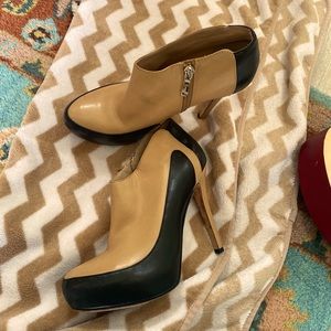 Guess by Marciano, tan and black heel, size 7.5, great condition